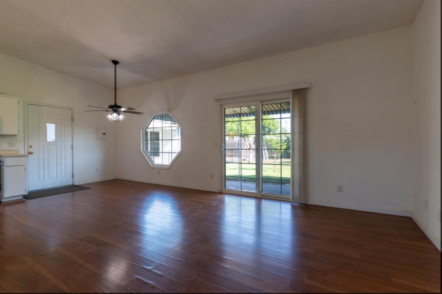 2631 W Royal Oaks Dr, Visalia, CA 93277