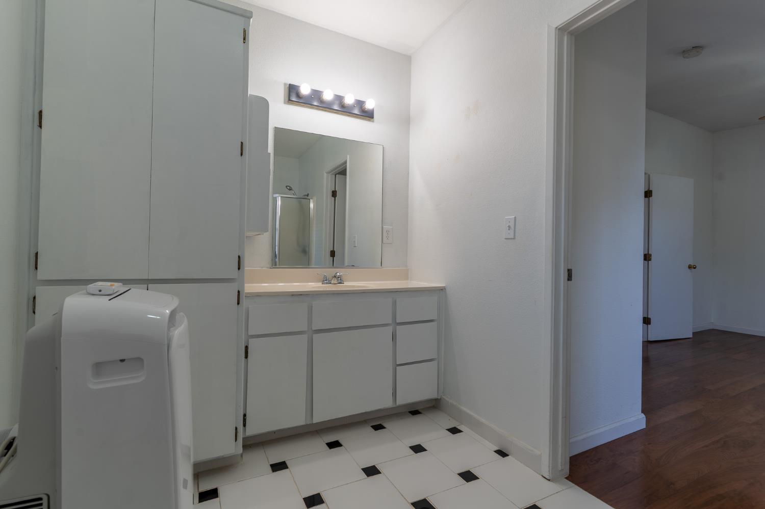 2631 W Royal Oaks Dr, Visalia, CA 93277