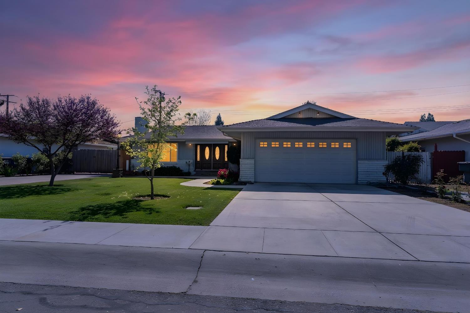 2631 W Royal Oaks Dr, Visalia, CA 93277