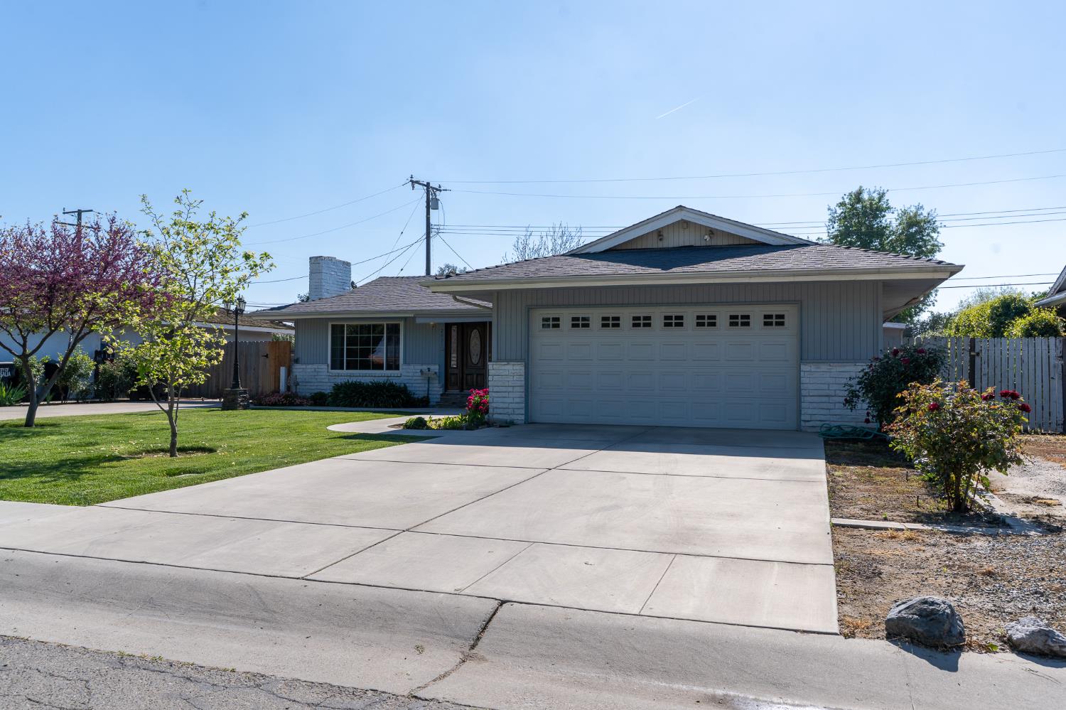 2631 W Royal Oaks Dr, Visalia, CA 93277