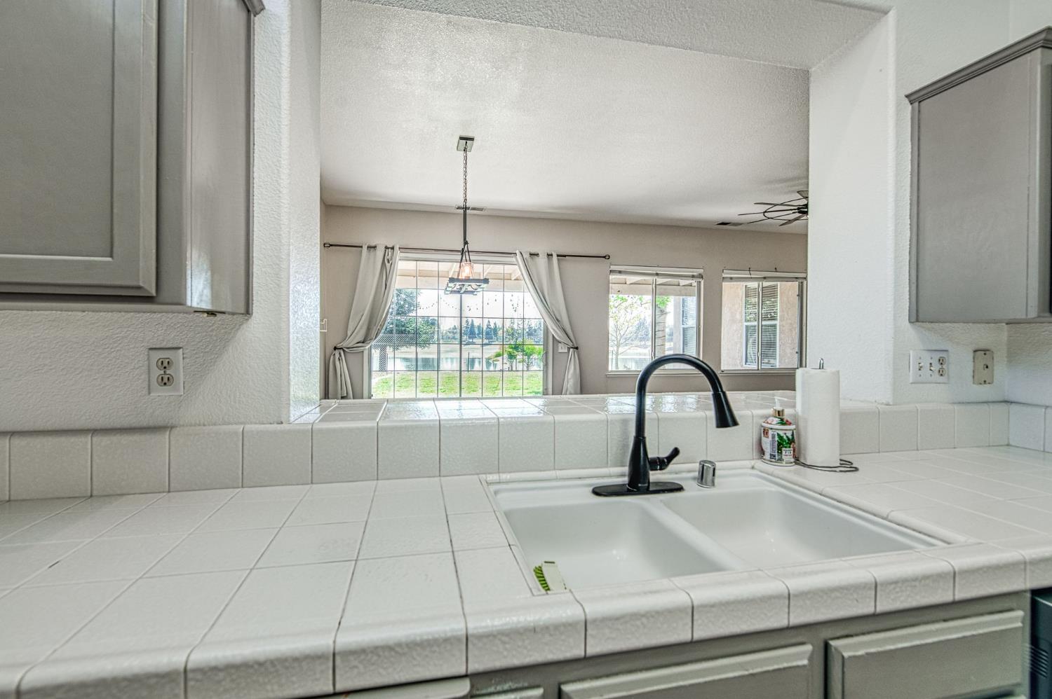 2381 E Christopher Dr, Fresno, CA 93720