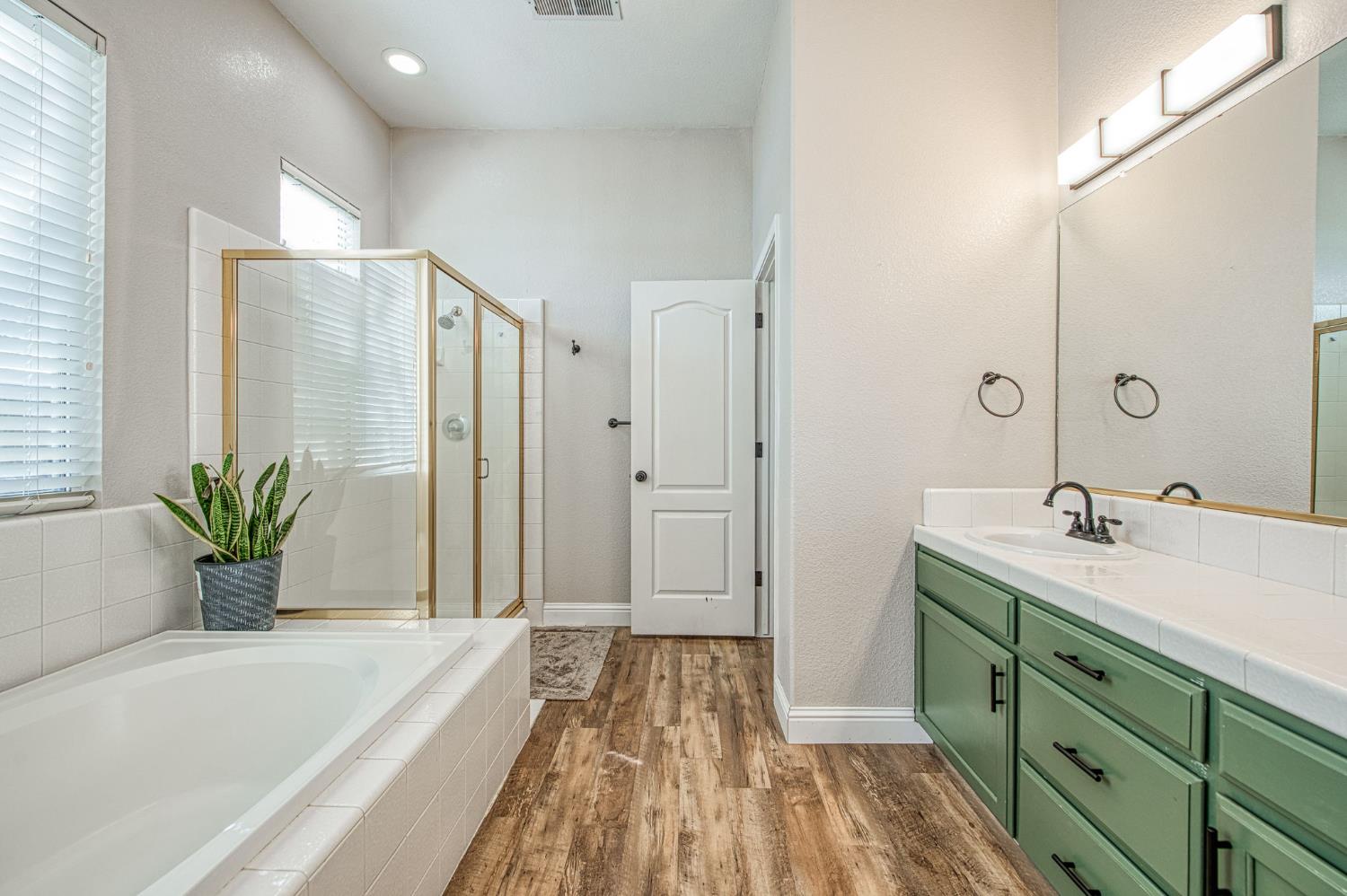 2381 E Christopher Dr, Fresno, CA 93720