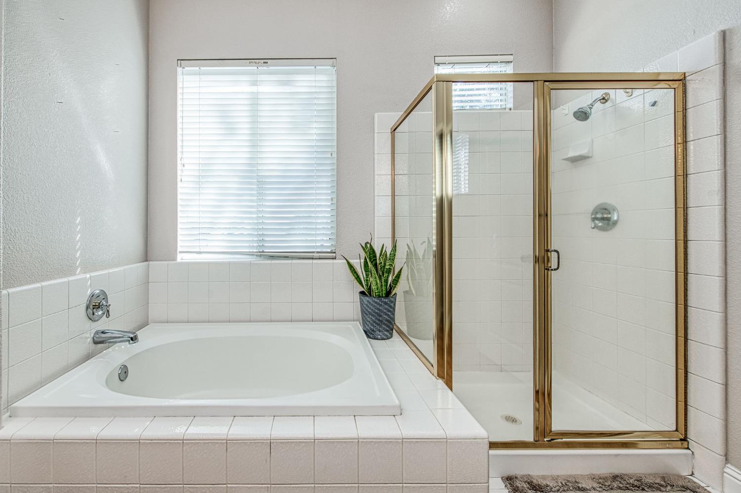 2381 E Christopher Dr, Fresno, CA 93720