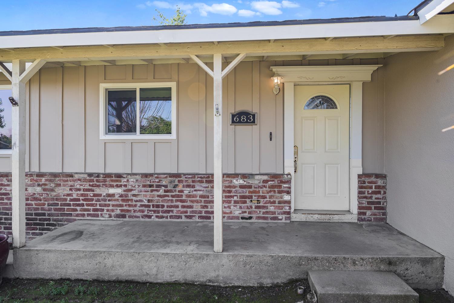 683 N Villa Ave, Dinuba, CA 93618