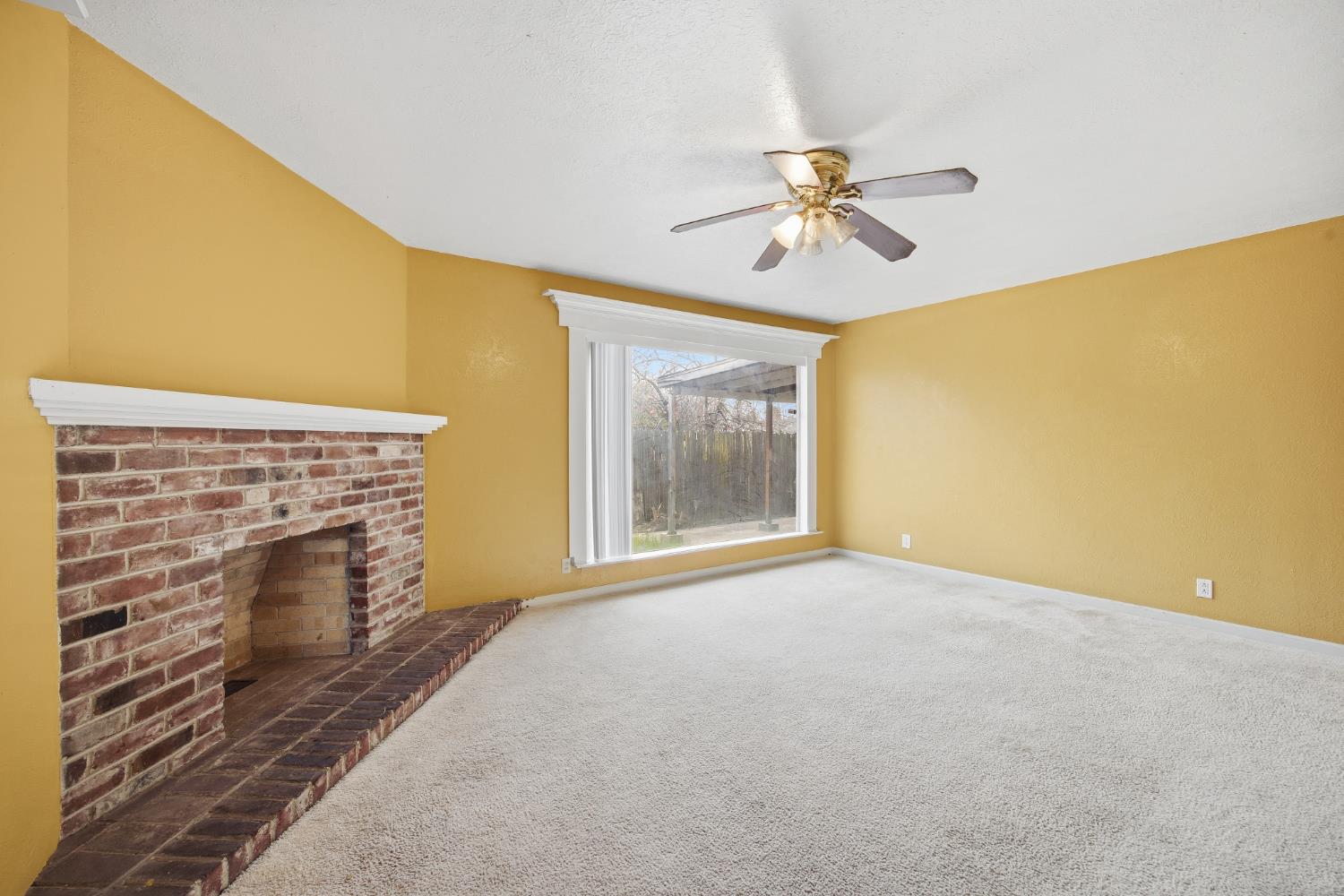 683 N Villa Ave, Dinuba, CA 93618