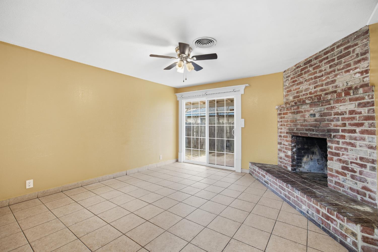 683 N Villa Ave, Dinuba, CA 93618