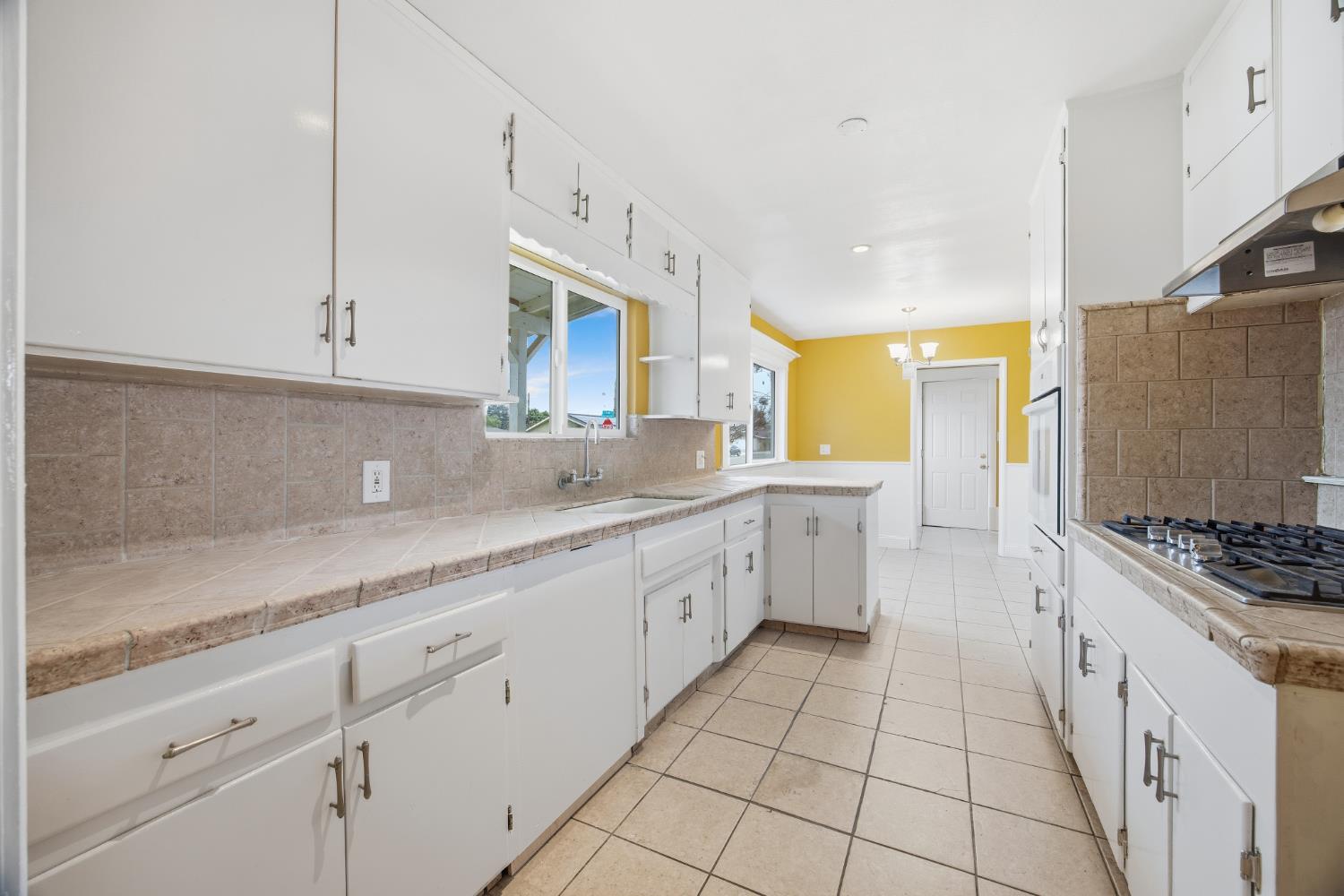 683 N Villa Ave, Dinuba, CA 93618