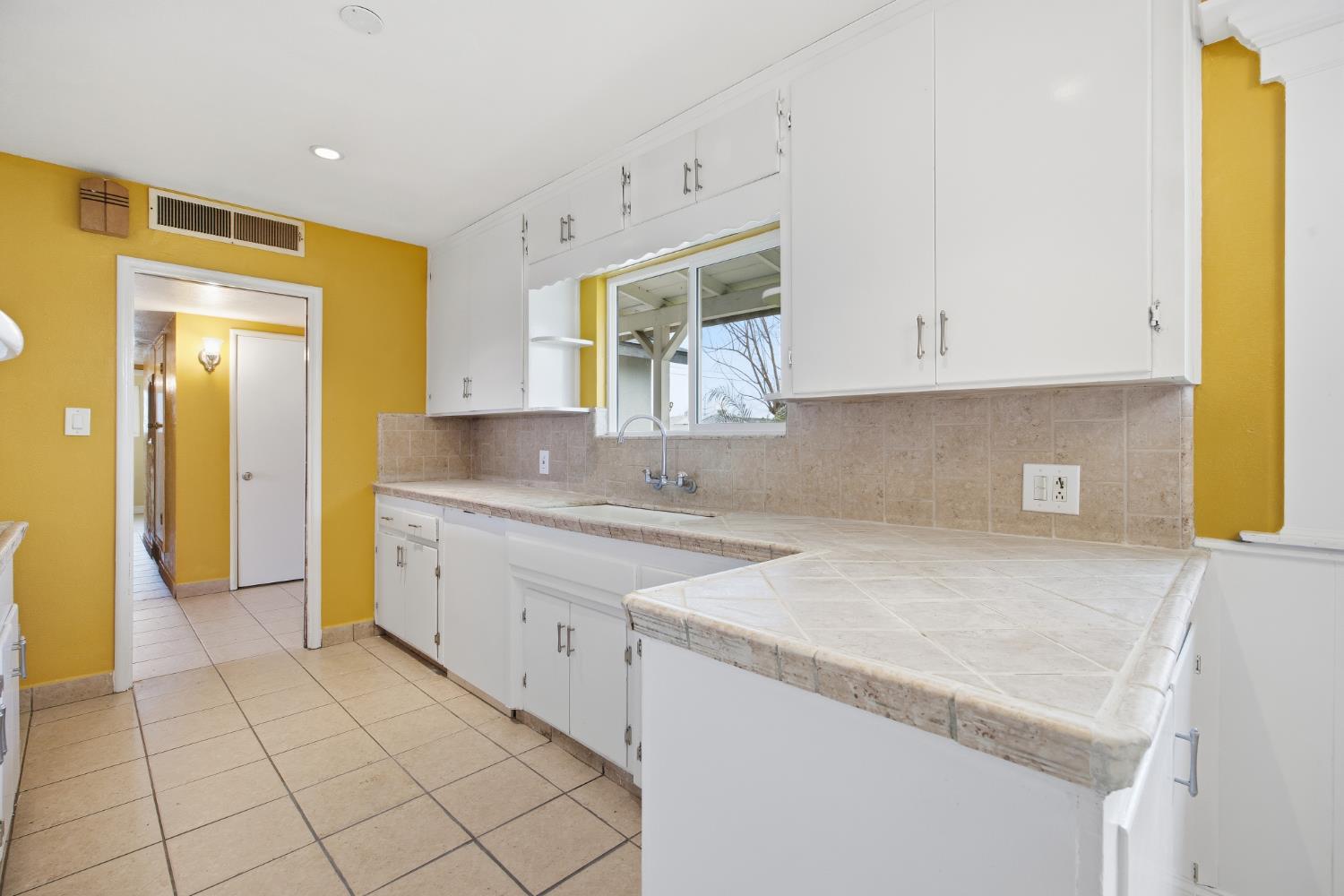 683 N Villa Ave, Dinuba, CA 93618