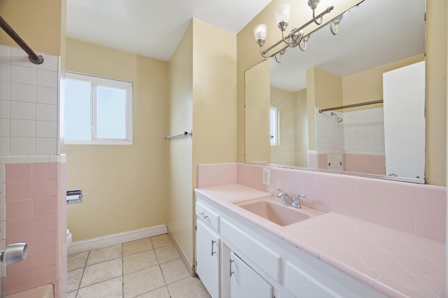 683 N Villa Ave, Dinuba, CA 93618