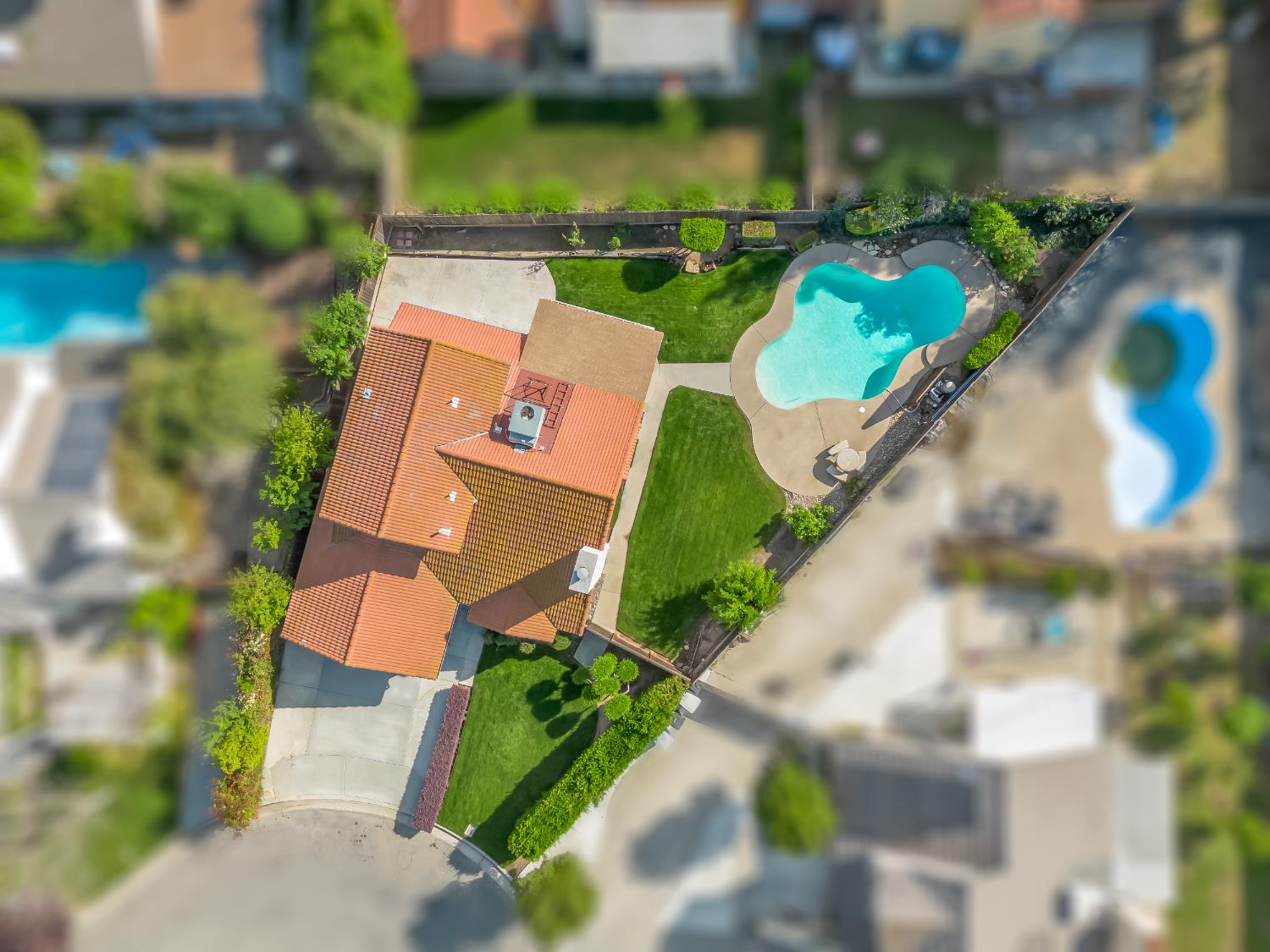 1631 E Deyoung Dr, Fresno, CA 93720