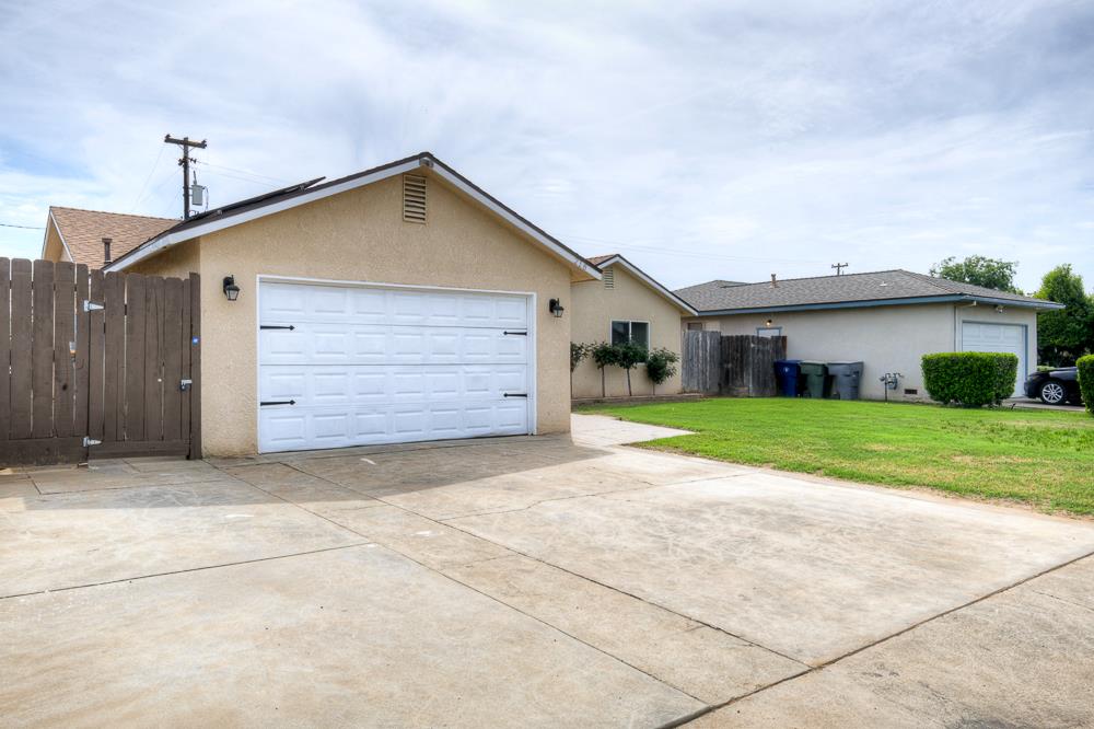 216 Keats Ave, Clovis, CA 93612