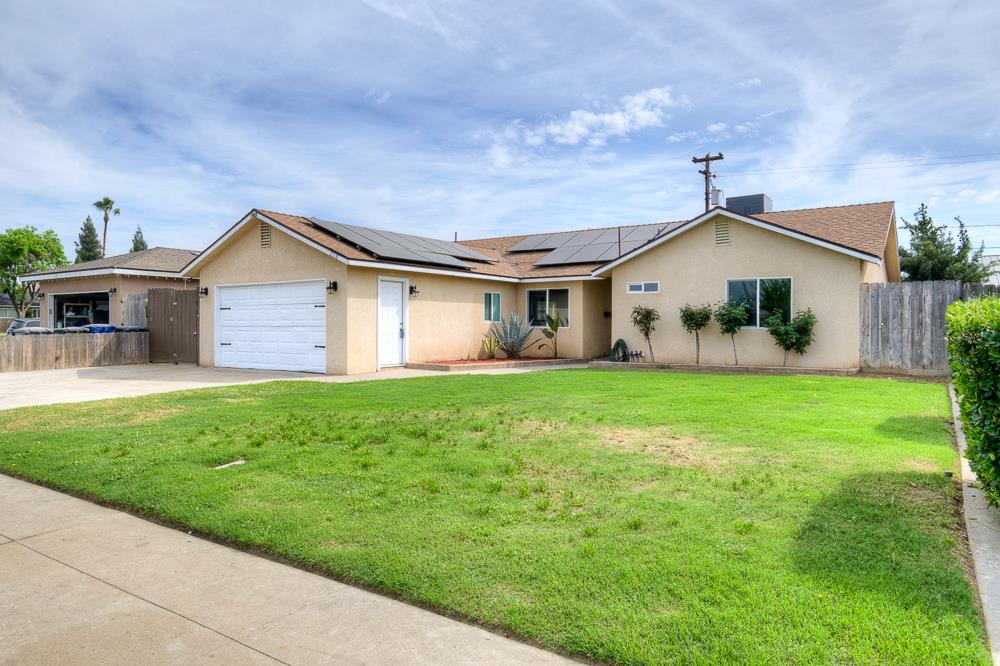 216 Keats Ave, Clovis, CA 93612