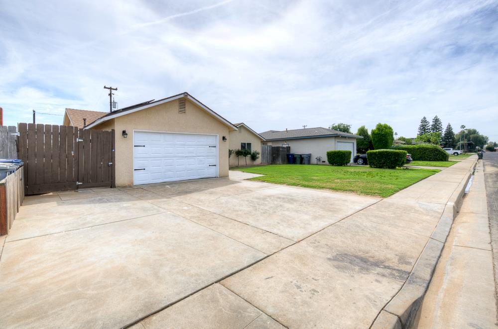 216 Keats Ave, Clovis, CA 93612