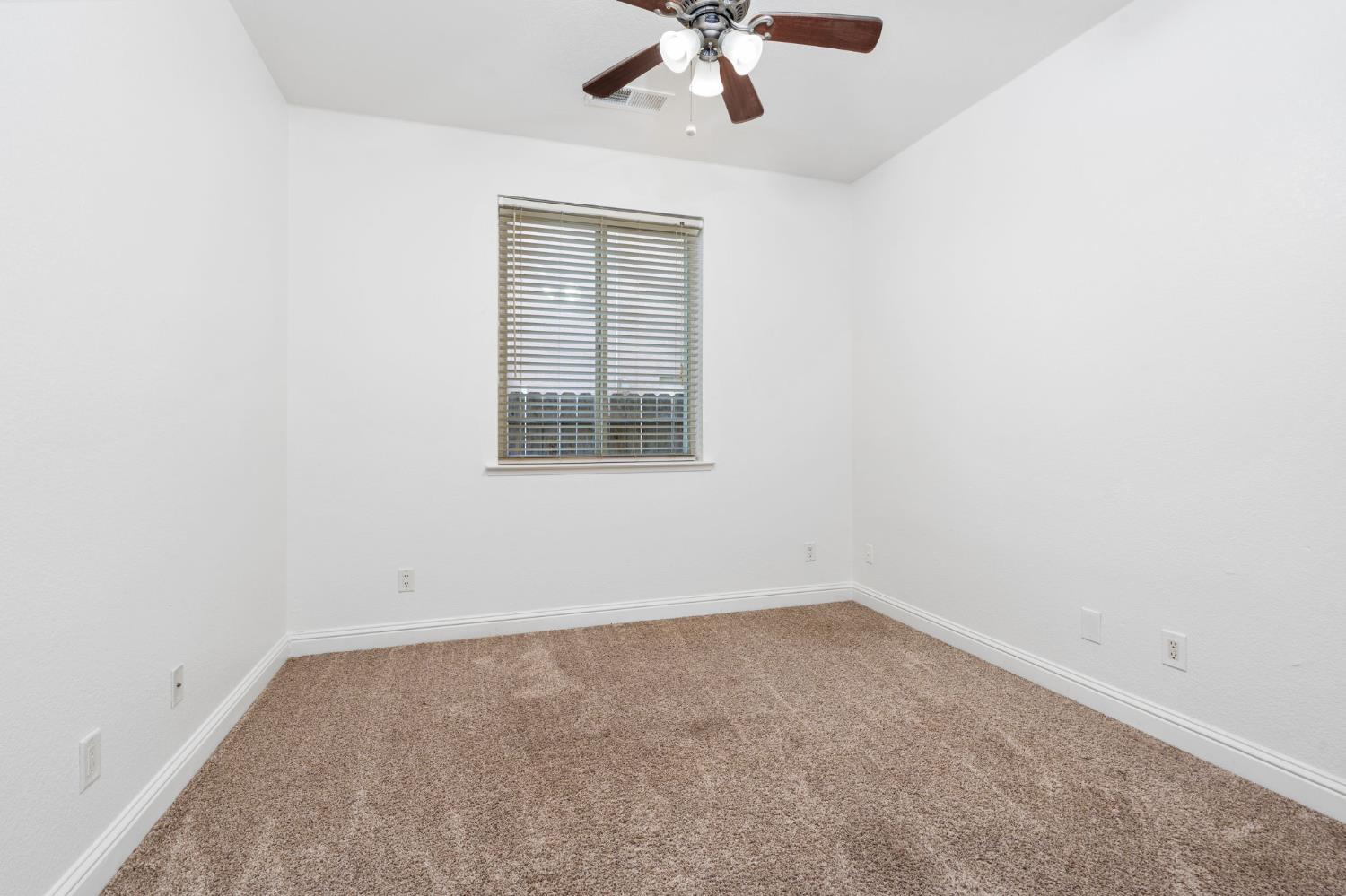 6632 W Dovewood Ln, Fresno, CA 93723