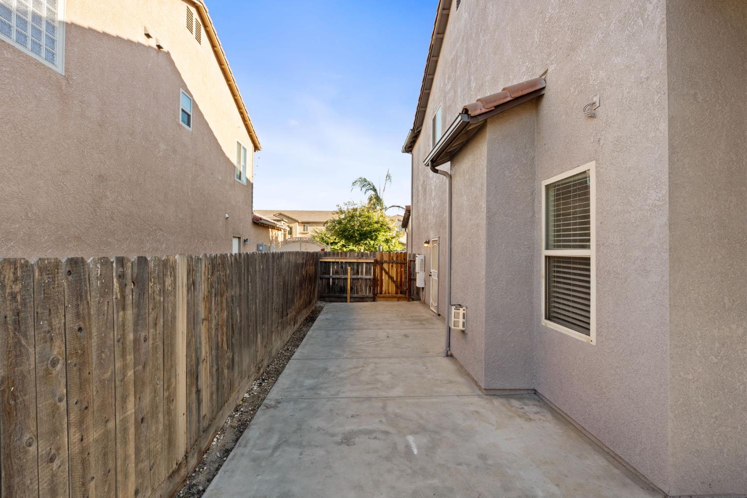 6632 W Dovewood Ln, Fresno, CA 93723