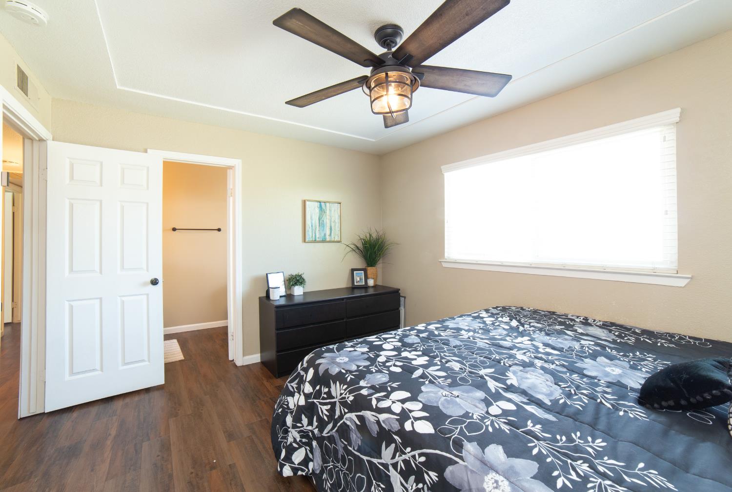 5438 W Sample Ave, Fresno, CA 93722