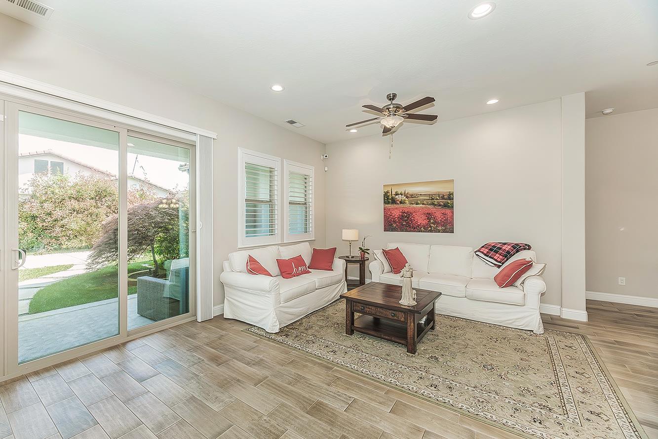 1924 E Via Fiore Ave, Fresno, CA 93730