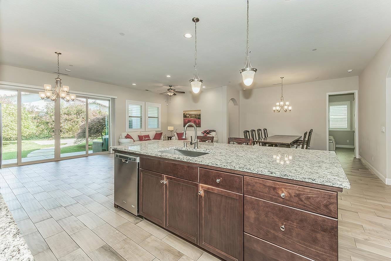 1924 E Via Fiore Ave, Fresno, CA 93730