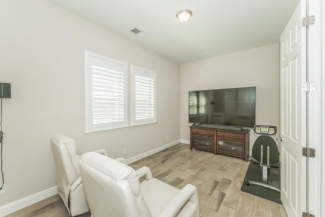 1924 E Via Fiore Ave, Fresno, CA 93730