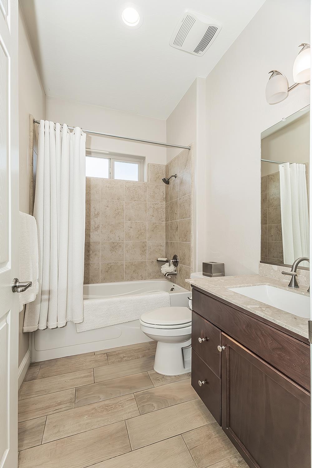 1924 E Via Fiore Ave, Fresno, CA 93730