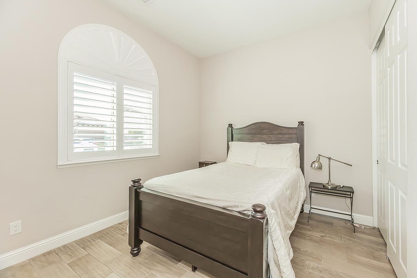 1924 E Via Fiore Ave, Fresno, CA 93730