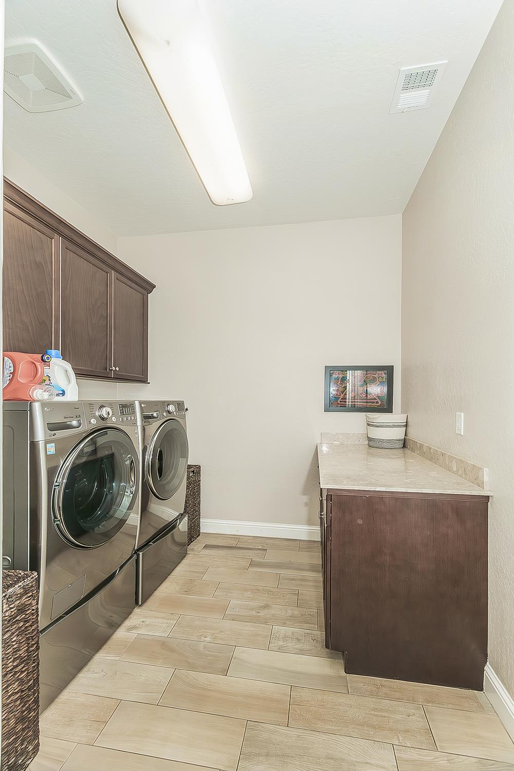 1924 E Via Fiore Ave, Fresno, CA 93730