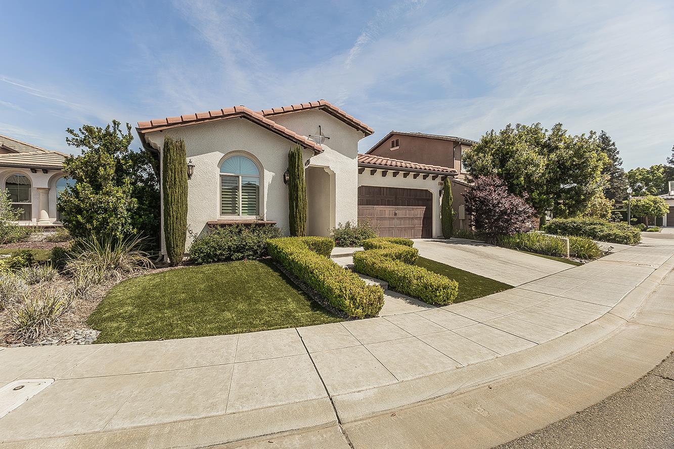 1924 E Via Fiore Ave, Fresno, CA 93730