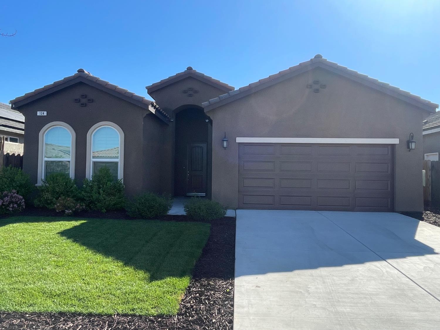 104 N Koleen Ave, Kerman, CA 93630