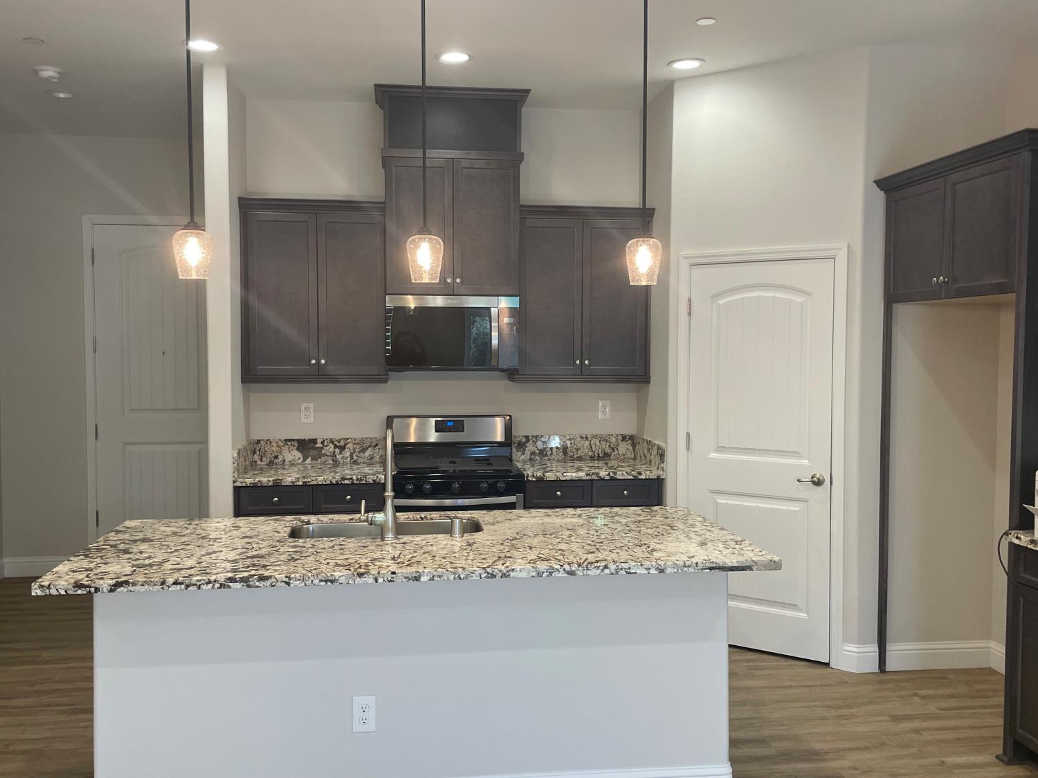 104 N Koleen Ave, Kerman, CA 93630