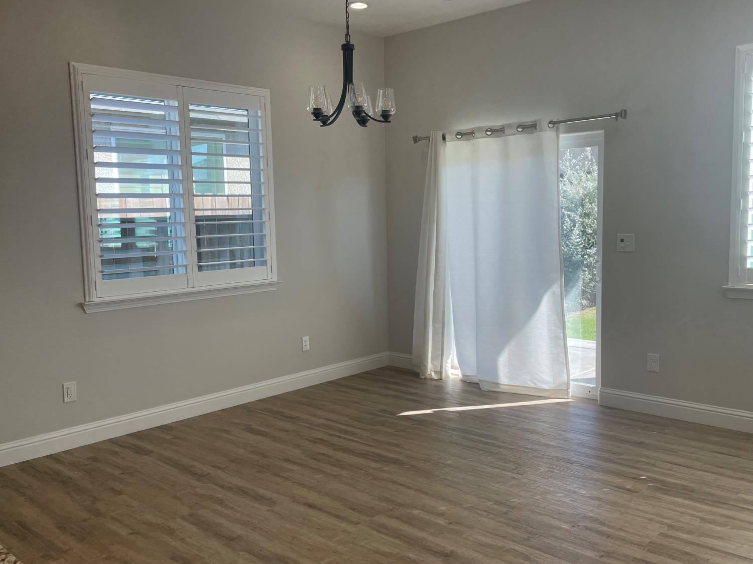 104 N Koleen Ave, Kerman, CA 93630