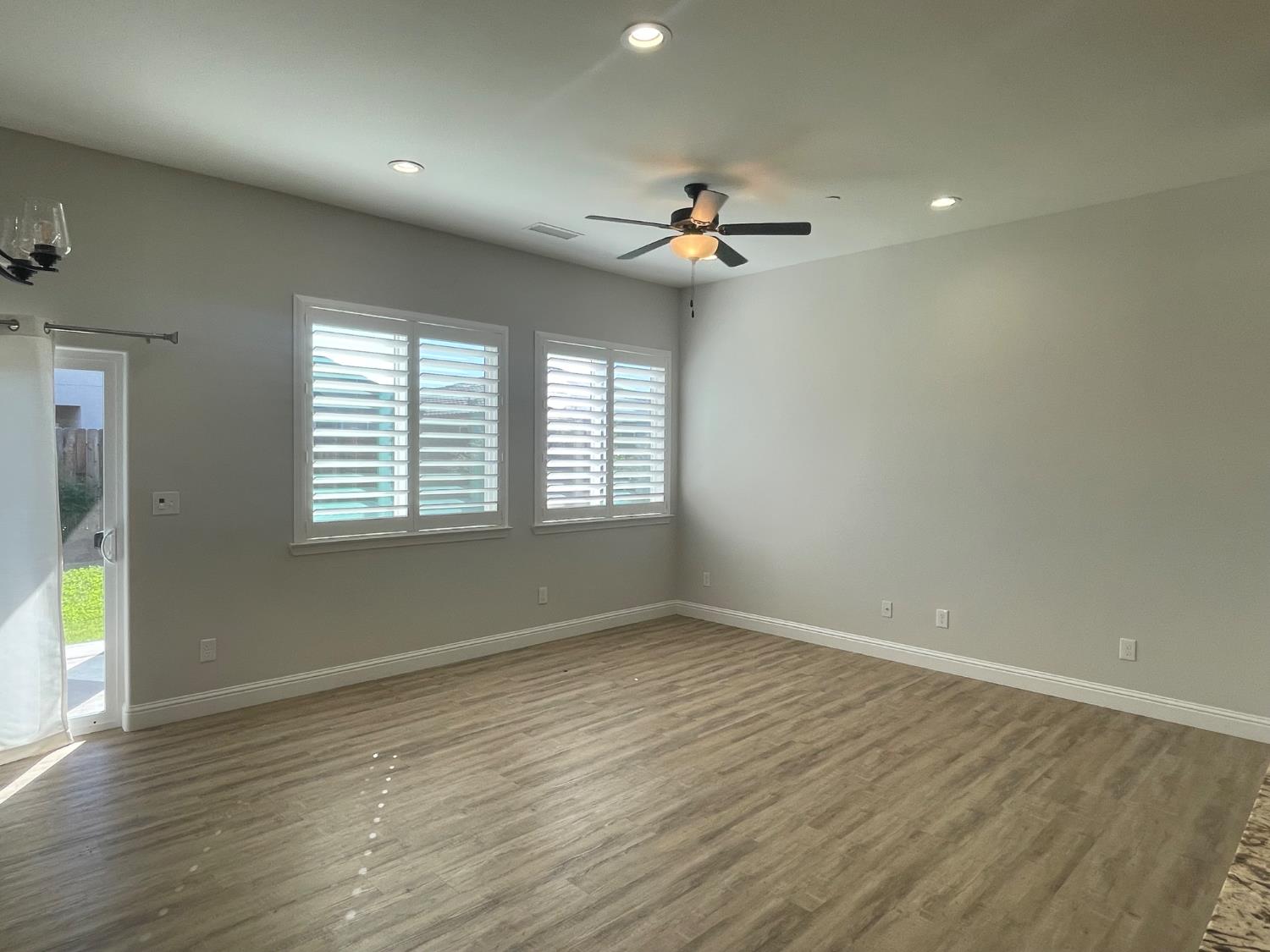 104 N Koleen Ave, Kerman, CA 93630