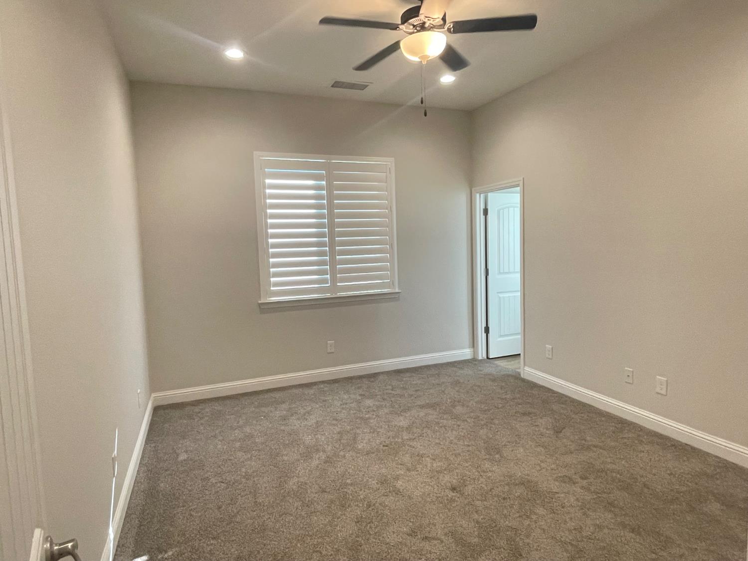 104 N Koleen Ave, Kerman, CA 93630