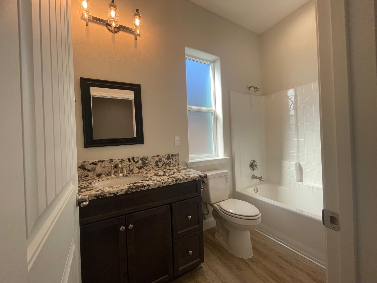 104 N Koleen Ave, Kerman, CA 93630