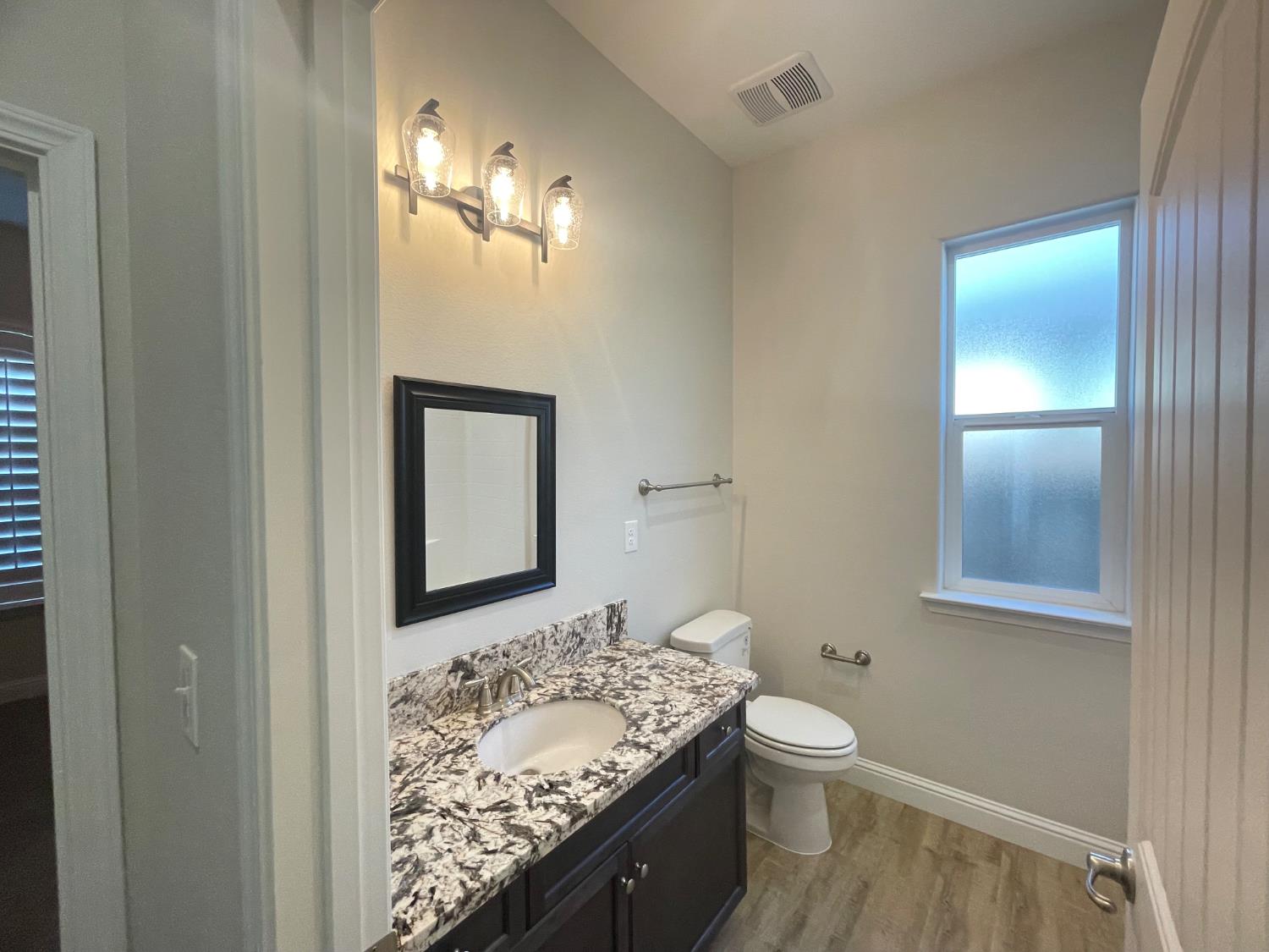 104 N Koleen Ave, Kerman, CA 93630