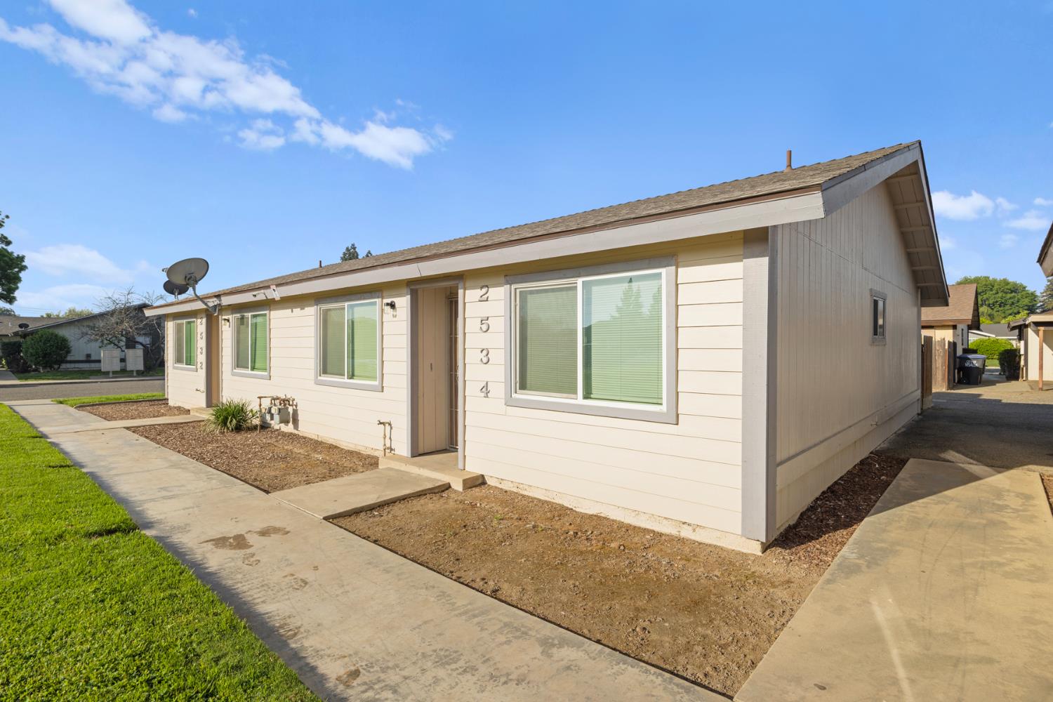 2532 W Chestnut, Visalia, CA 93277
