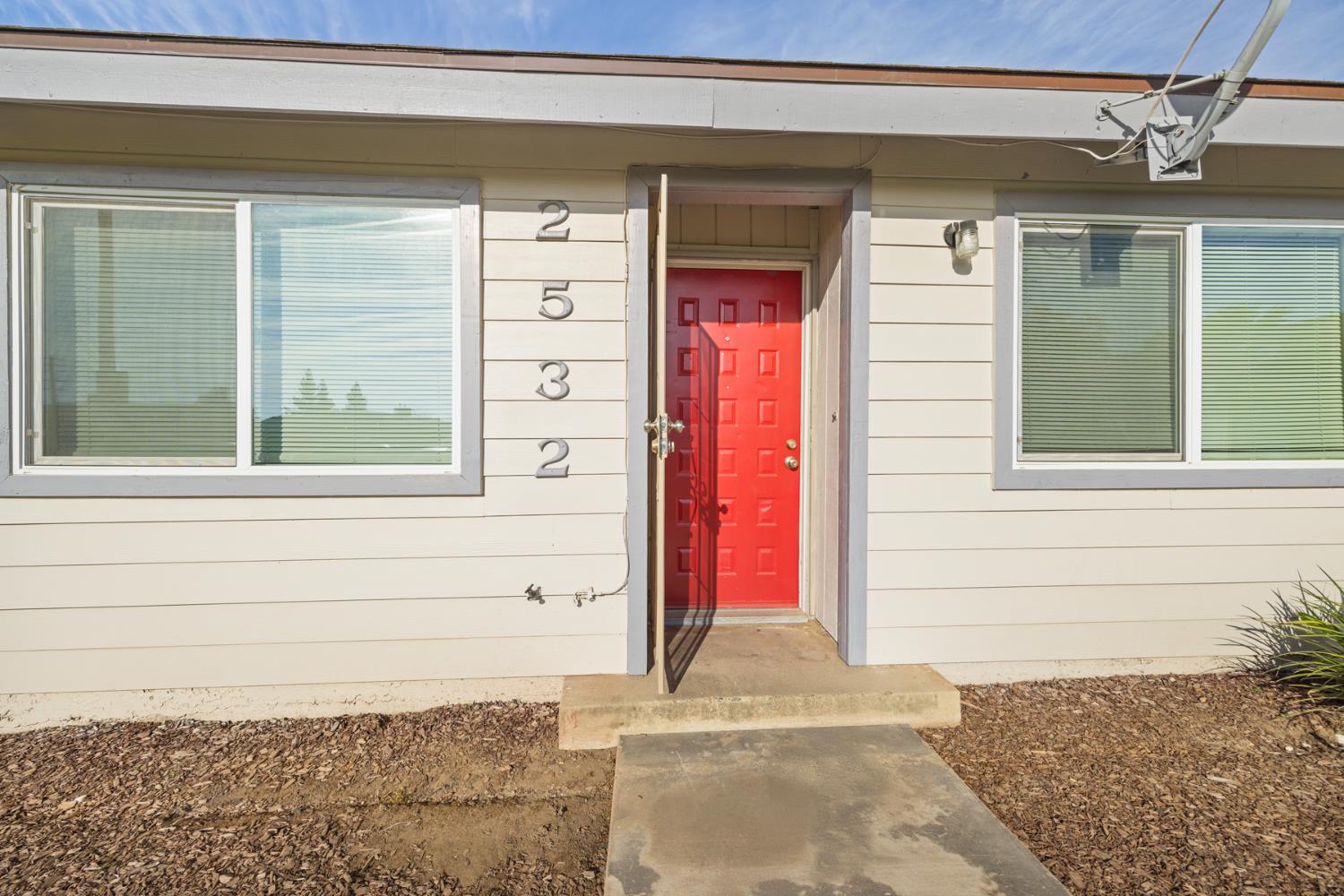 2532 W Chestnut, Visalia, CA 93277