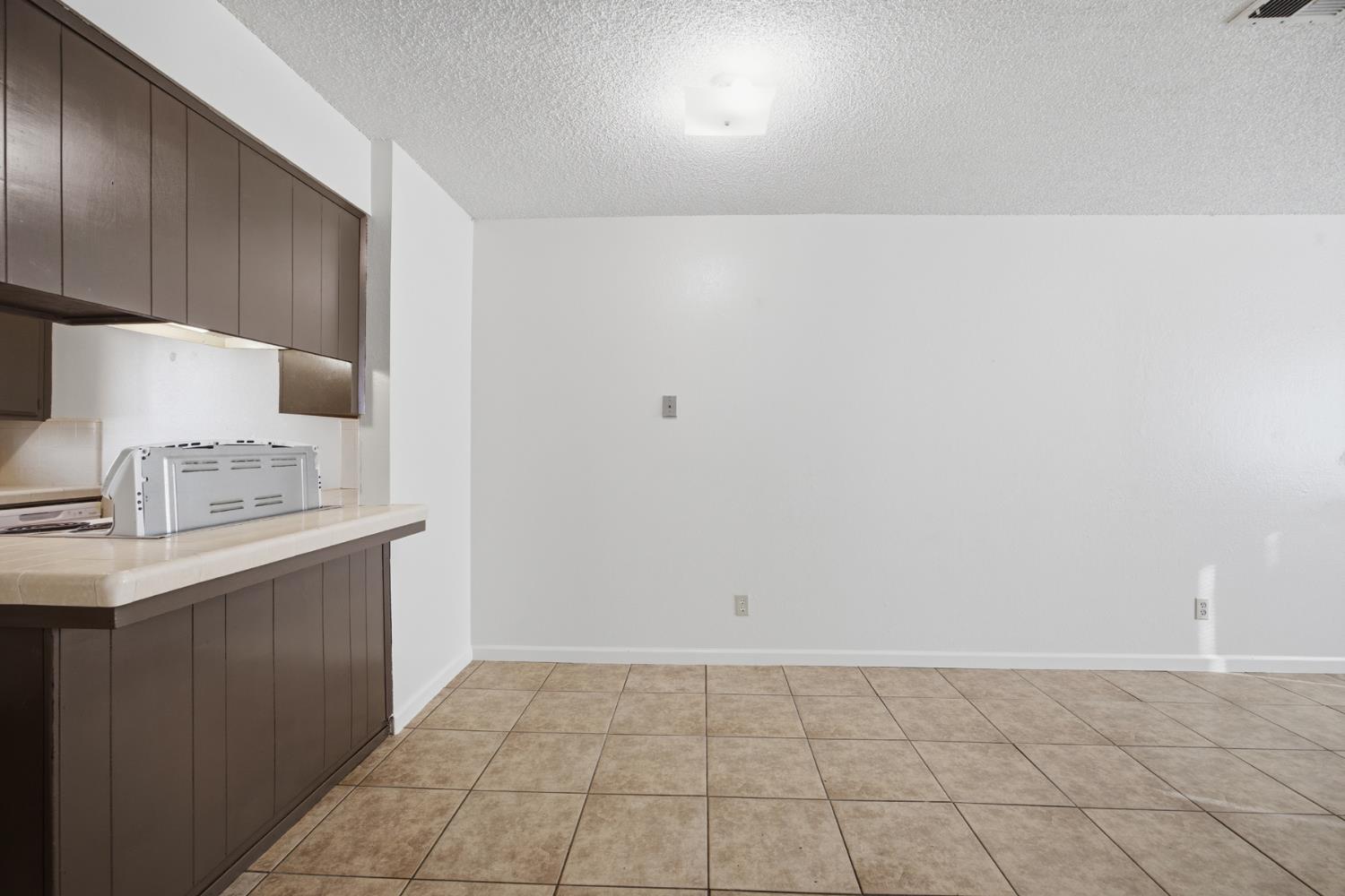 2532 W Chestnut, Visalia, CA 93277