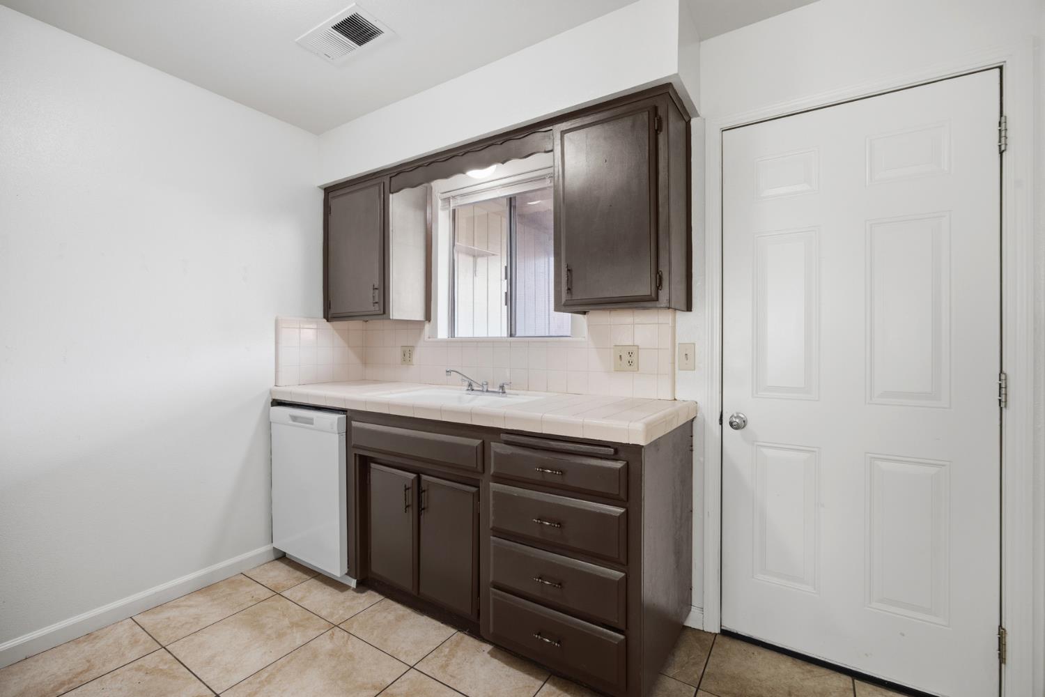 2532 W Chestnut, Visalia, CA 93277