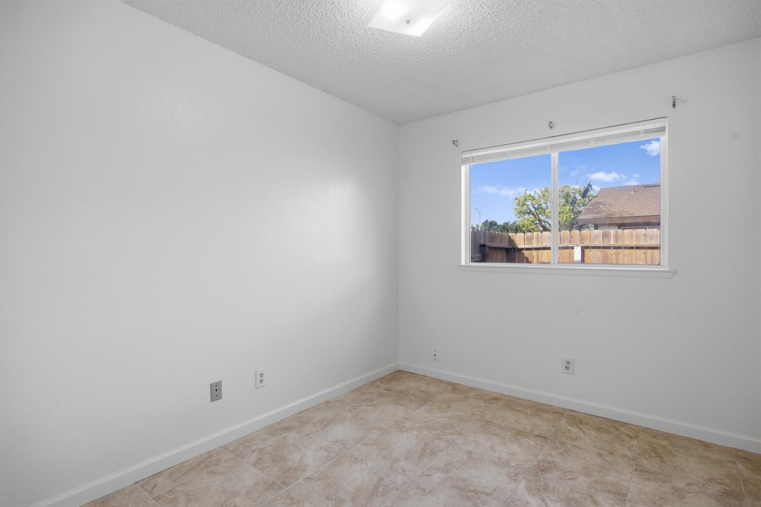 2532 W Chestnut, Visalia, CA 93277