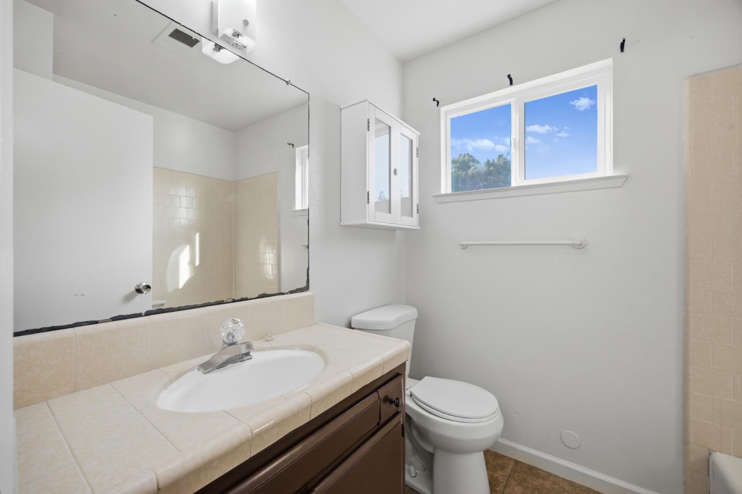 2532 W Chestnut, Visalia, CA 93277