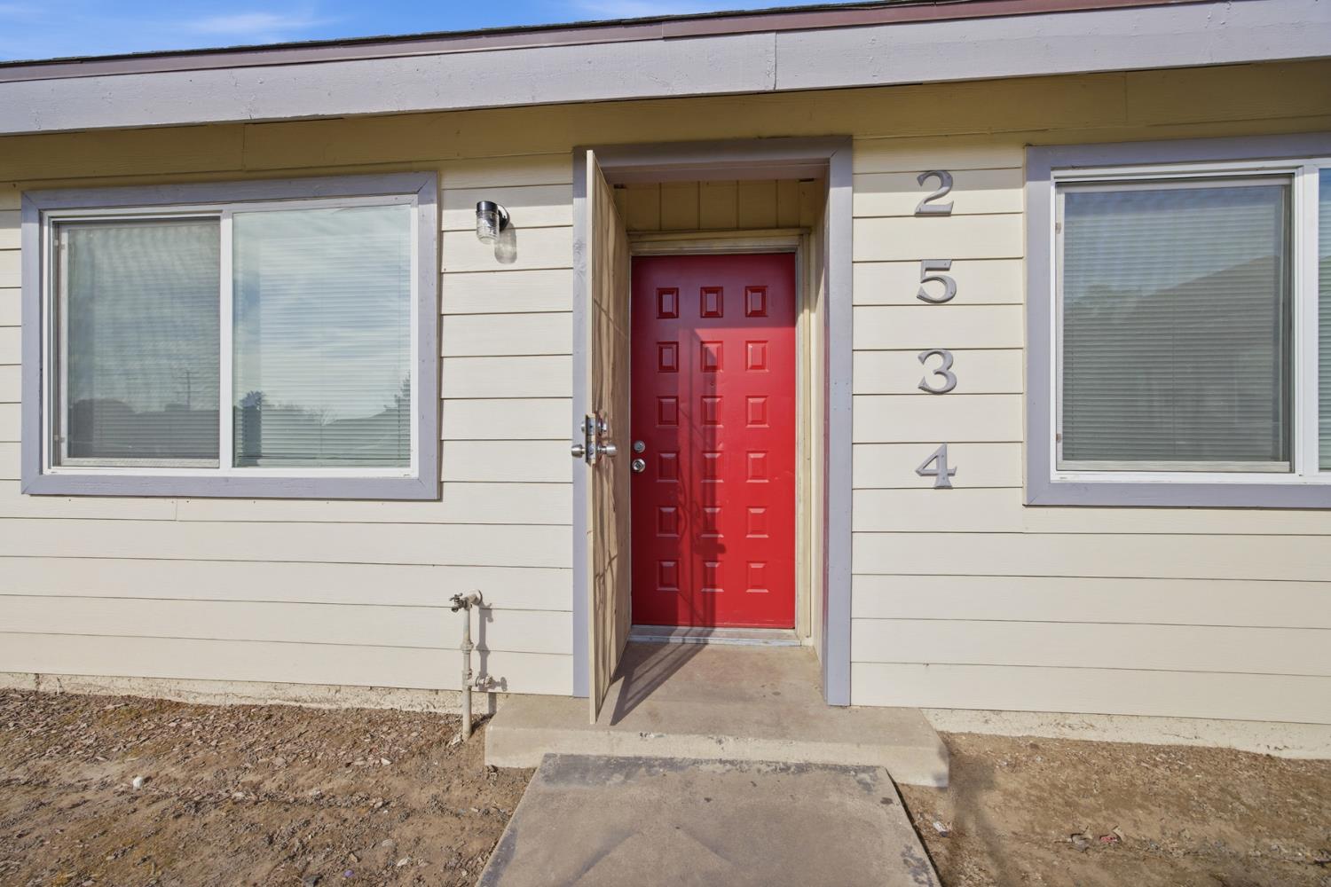 2532 W Chestnut, Visalia, CA 93277