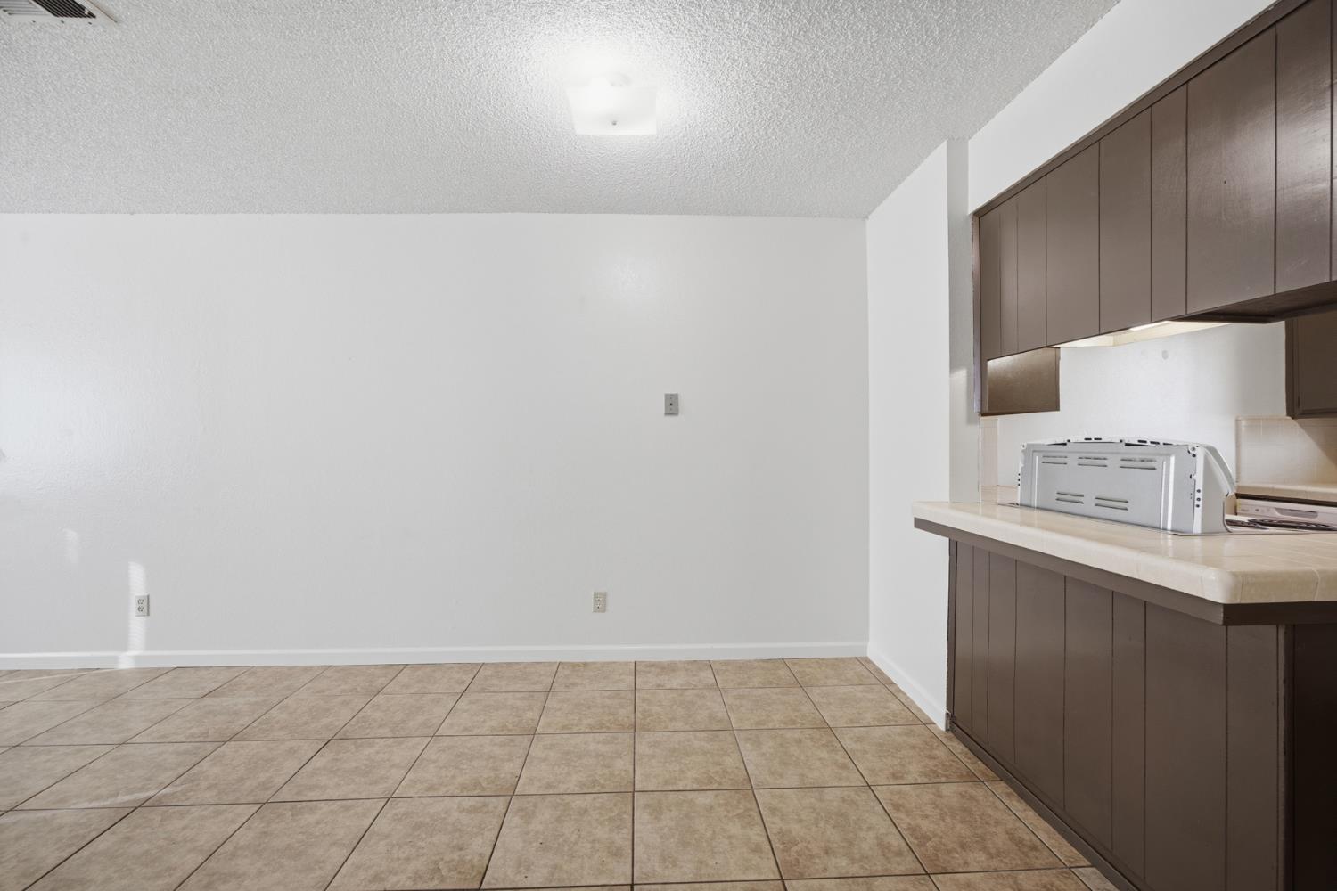 2532 W Chestnut, Visalia, CA 93277