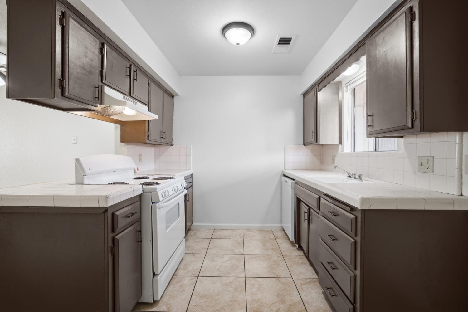 2532 W Chestnut, Visalia, CA 93277