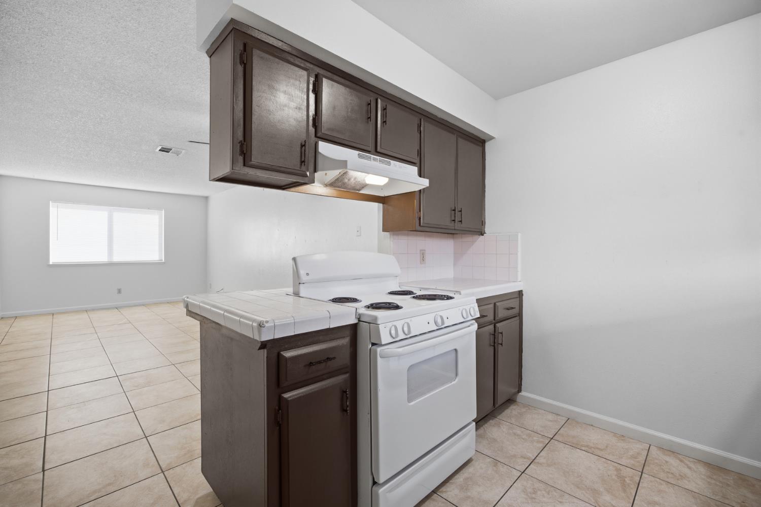 2532 W Chestnut, Visalia, CA 93277