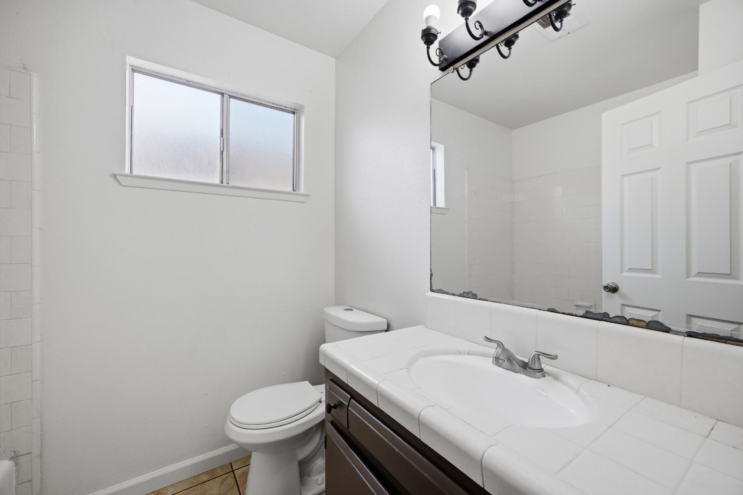 2532 W Chestnut, Visalia, CA 93277