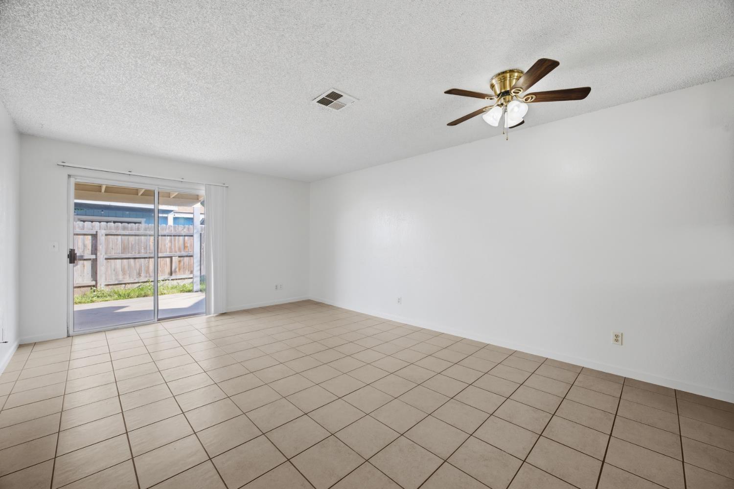 2532 W Chestnut, Visalia, CA 93277