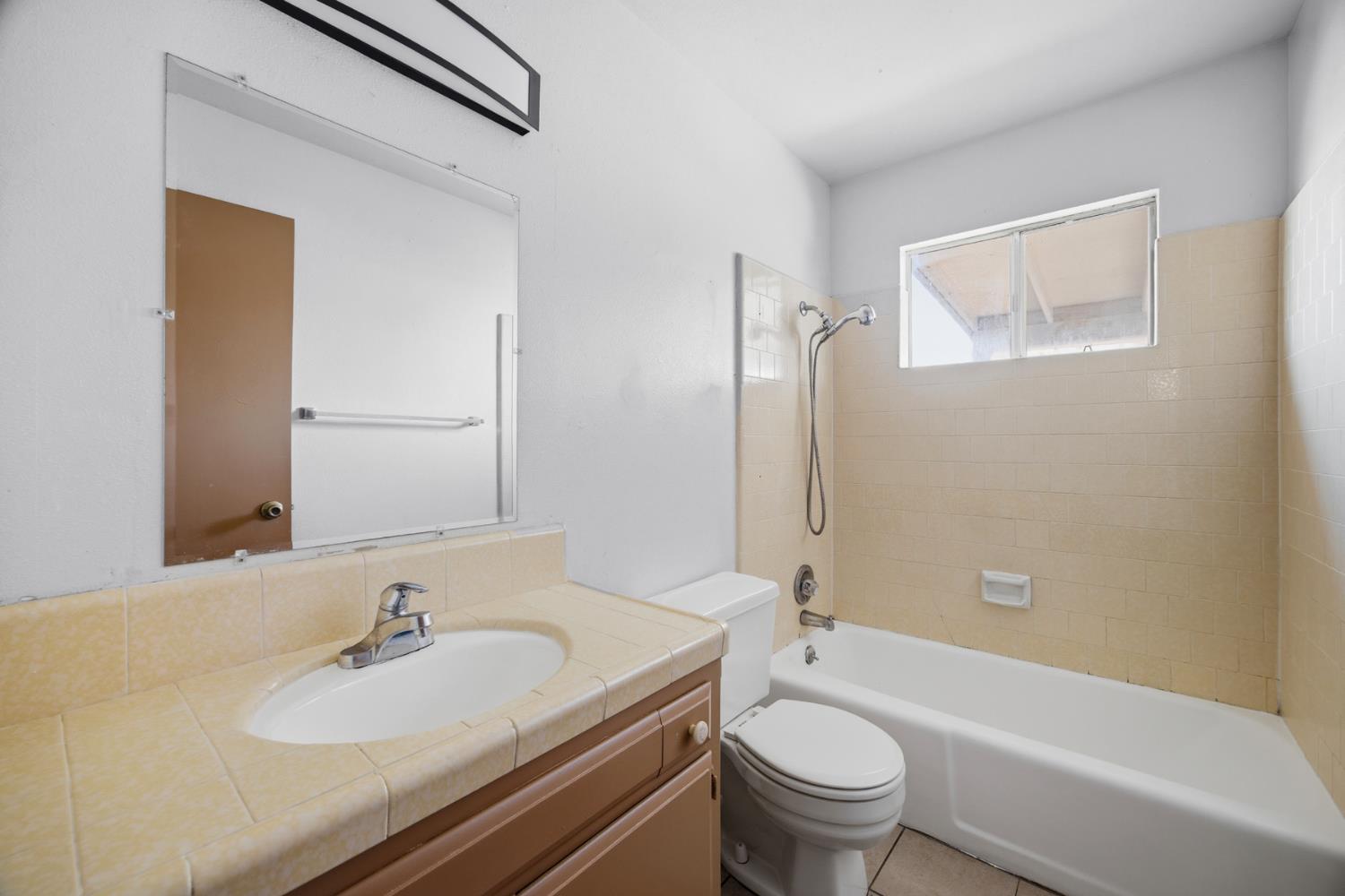 2532 W Chestnut, Visalia, CA 93277