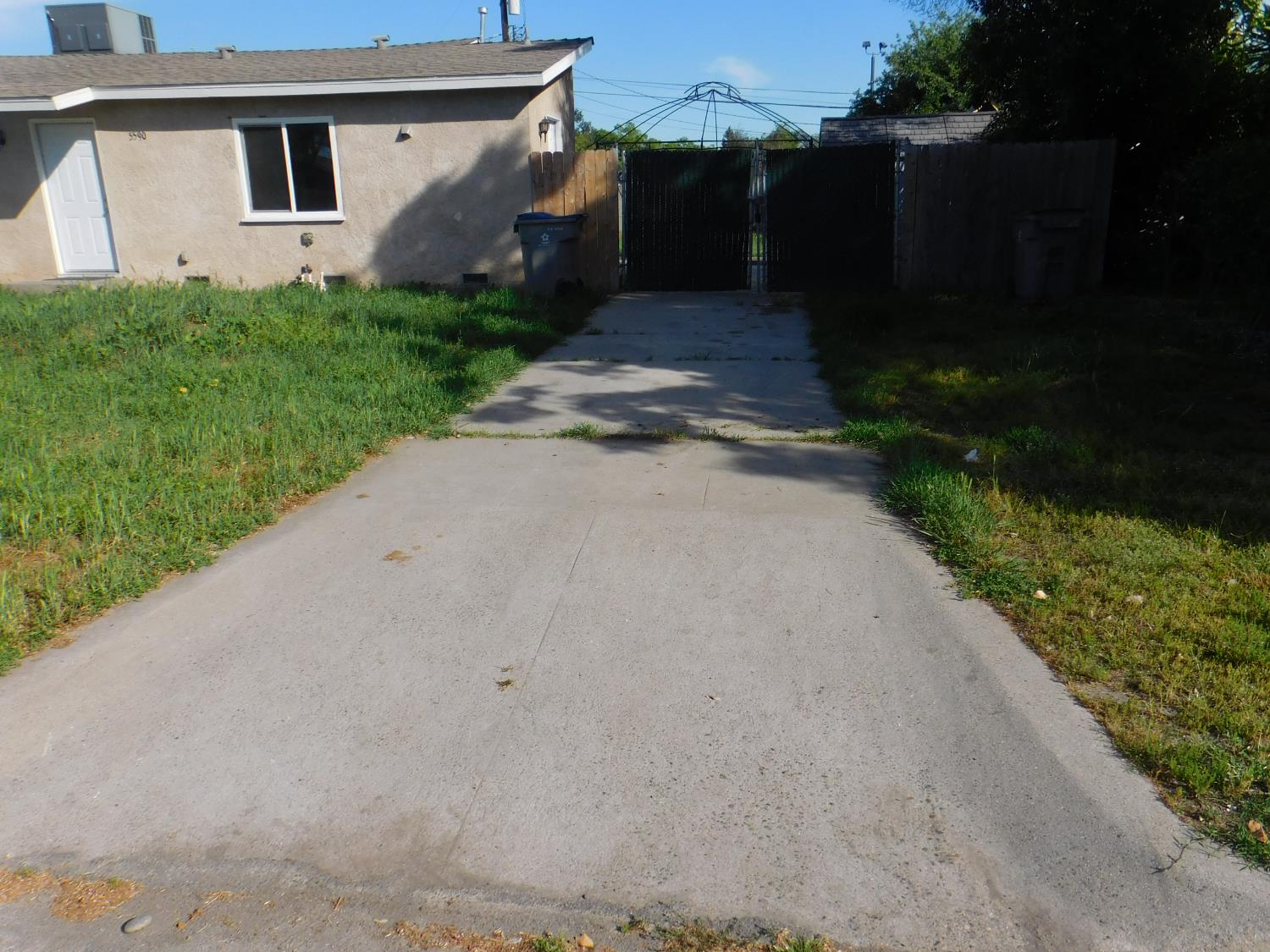 5590 E Garland Ave, Fresno, CA 93727