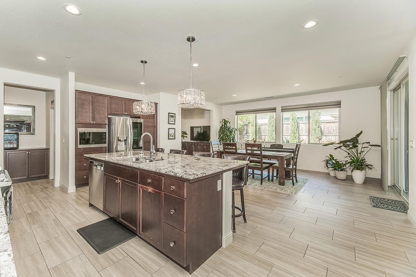 877 Treasure Hills Dr, Madera, CA 93636