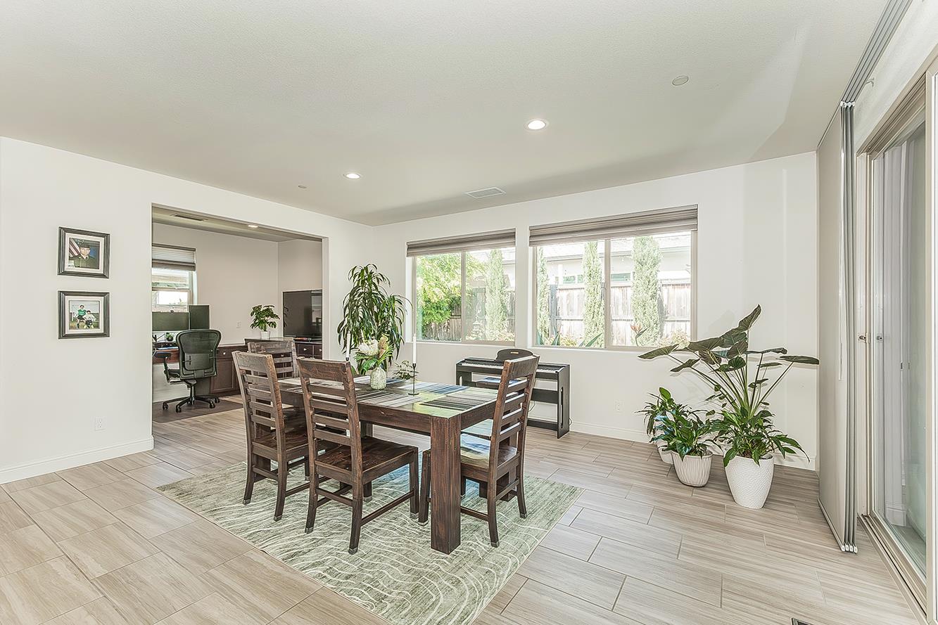 877 Treasure Hills Dr, Madera, CA 93636